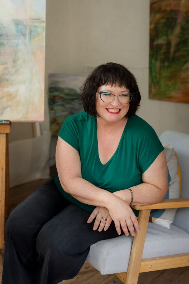 amanda van gils smiling